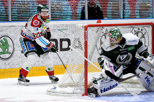 Frölundas Robin Figren och Färjestads målvakt Stefan