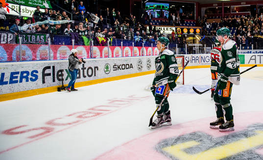 Färjestads Tim Stapleton och John Persson deppar