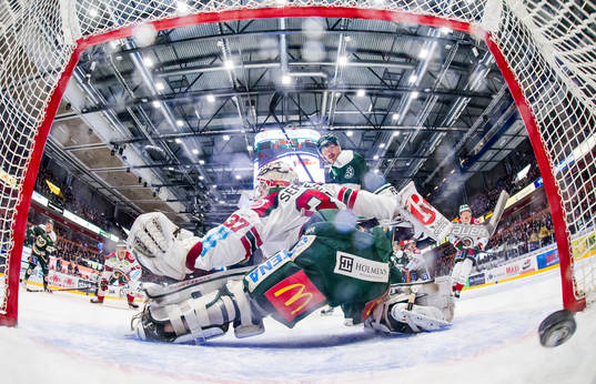 Färjestads Johan Ryno gör 1-0 bakom Frölundas målvakt