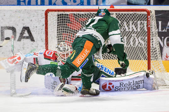 Frölundas målvakt Johan Gustafsson och Färjestads John