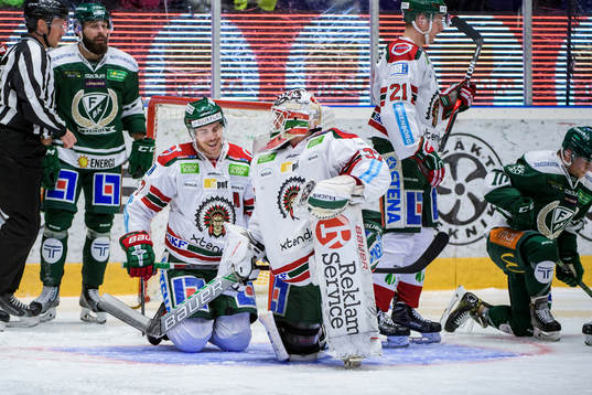 Frölundas Henrik Tömmernes i samspråk med målvakt Johan