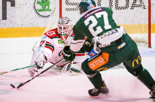 Frölundas målvakt Johan Gustafsson och Färjestads John