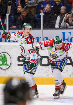 Frölundas Simon Hjalmarsson och Joel Lundqvist jublar