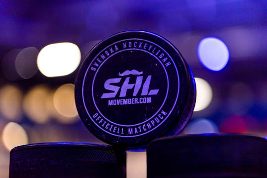 Matchpuck med movember logo före ishockeymatchen i SHL