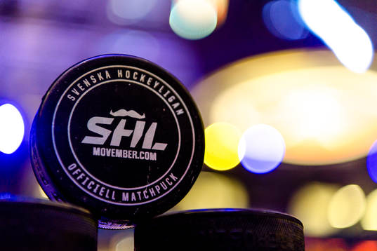 Matchpuck med movember logo före ishockeymatchen i SHL