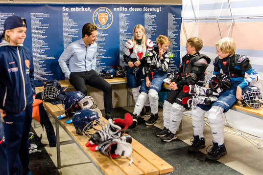 Växjös tränare Sam Hallam pratar med fanbärare före