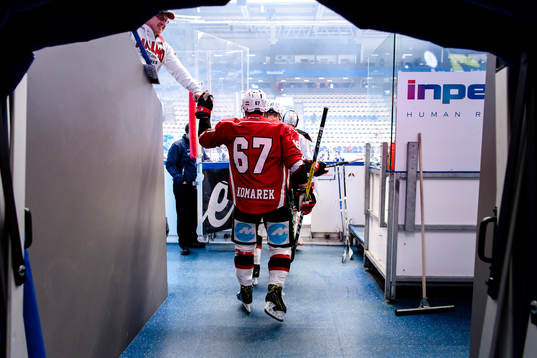 Malmö Redhawks Konstantin Komarek hälsar på en supporter
