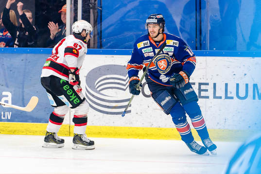 Växjös Dennis Everberg jublar