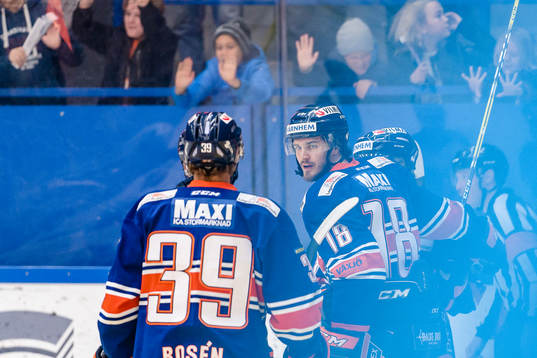 Växjös Dennis Everberg jublar