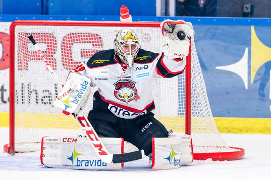 Malmö Redhawks målvakt Oscar Alsenfelt plockar en puck