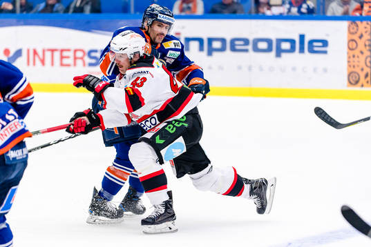 Växjös Cory Murphy tacklar Malmö Redhawks Nichlas Hardt