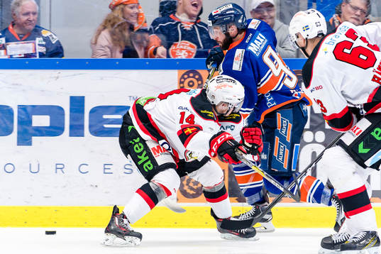 Malmö Redhawks Carl-Johan Lerby på väg att tackla