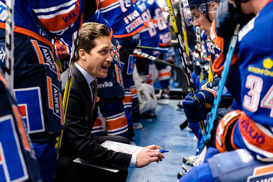 Växjös tränare Sam Hallam pratar med spelarna