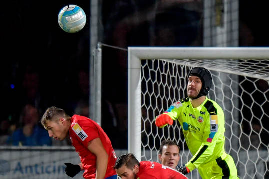 Helsingborgs målvakt Matt Pyzdrowski boxar ut en boll