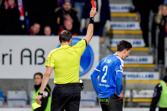 Domare Jonas Eriksson visar ut Halmstads Adnan Kojic