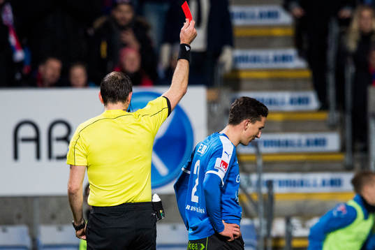Halmstads Adnan Kojic får rött kort av domare Jonas