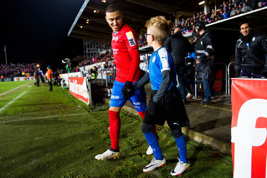 Helsingborgs Jordan Larsson kommer ut till fotbollsmatchen