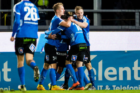 Halmstads spelare firar 1-1 på självmål