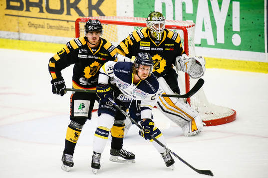 Skellefteås Emil Djuse och målvakt Joni Ortio