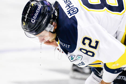 Hv71s  Kevin Stenlund blödde i ansiktet