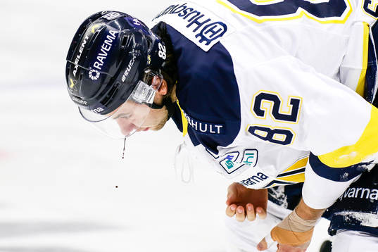 Hv71s  Kevin Stenlund blödde i ansiktet