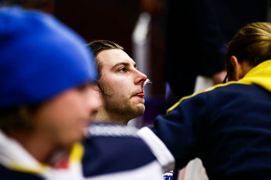 Hv71s  Kevin Stenlund blödde i ansiktet