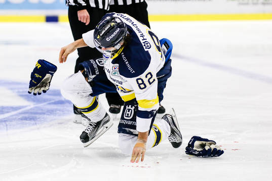 Hv71s  Kevin Stenlund blödde i ansiktet