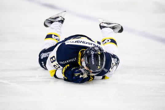 Hv71s  Kevin Stenlund blödde i ansiktet