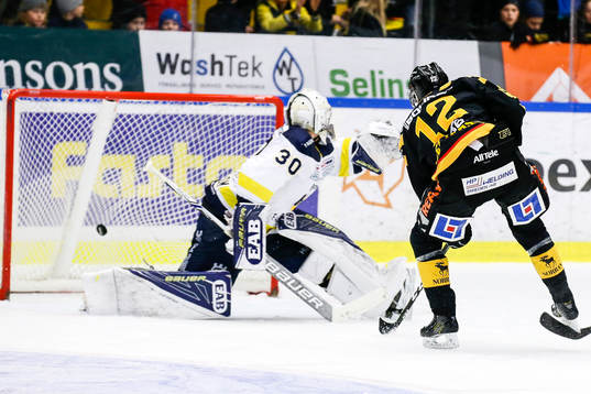 Skellefteås Adam Pettersson gör 1-0 och jublar