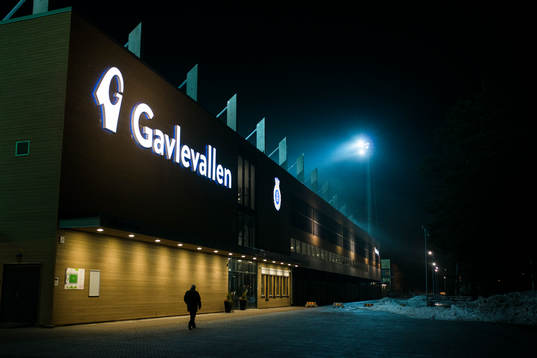 En man går utanför Gavelvallen före ishockeymatchen i