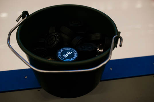 En puck i en hink före ishockeymatchen i SHL mellan