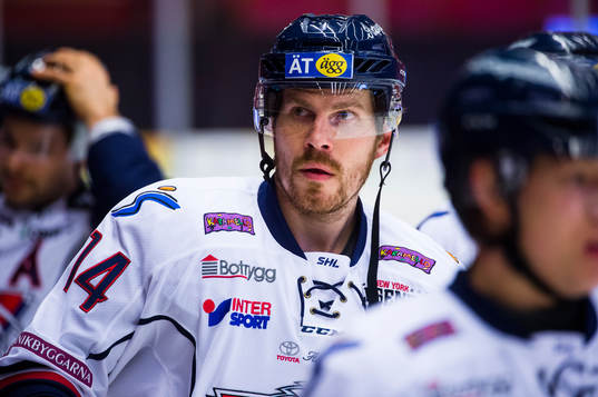 Linköpings Anssi Salmela före ishockeymatchen i SHL