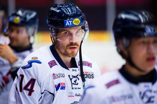 Linköpings Anssi Salmela före ishockeymatchen i SHL