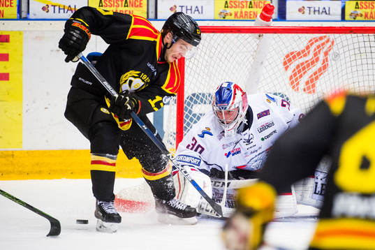 Brynäs Pathrik Westerholm och Linköpings målvakt Jacob