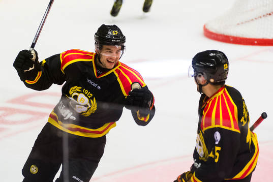 Brynäs Pathrik Westerholm och Simon Bertilsson jublar