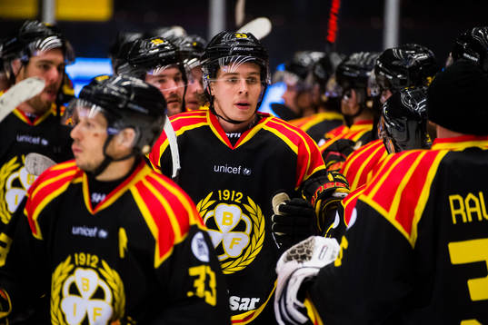 Brynäs Lucas Carlsson jublar