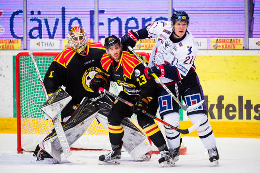 Brynäs målvakt Felix Sandström , Ryan Gunderson och