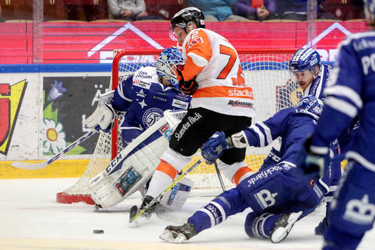 Karlskronas Joachim Rohdin framför Leksands målvakt Atte