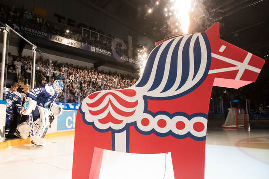 Leksands målvakt Atte Engren gör entre i ishockeymatchen