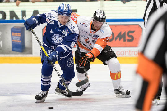 Leksands Lukas Ericsson och Karlskronas Emil Larsson i kamp