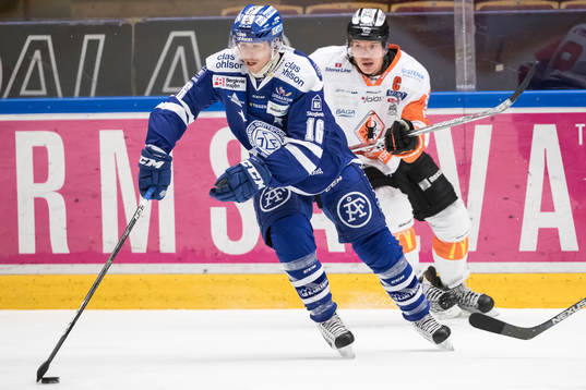 Leksands János Hári jagas av Karlskronas Morten Madsen  i