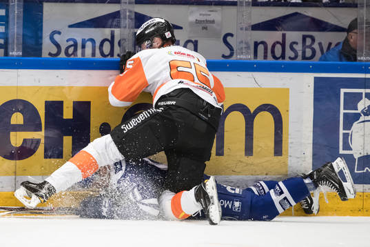 Karlskronas David Printz tacklar Leksands Martin Karlsson