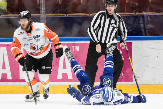 Karlskronas Jimmy Andersson tacklar Leksands Daniel Bertov