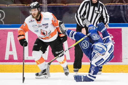 Karlskronas Jimmy Andersson tacklar Leksands Daniel Bertov