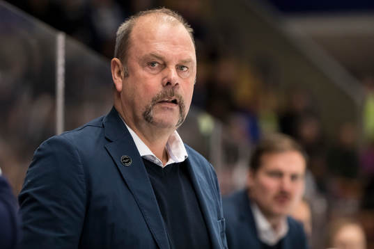 Leksands tränare Per-Erik Johnsson  i ishockeymatchen i