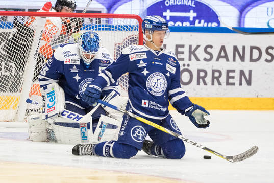 Leksands Daniel Bertov täcker skottframför Leksands