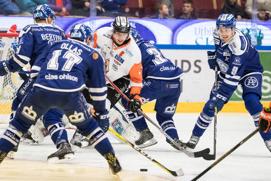 Karlskronas Morten Madsen framför Leksands Lukas Ericsson
