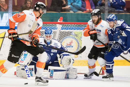 chans framför Leksands målvakt Atte Engren Karlskronas