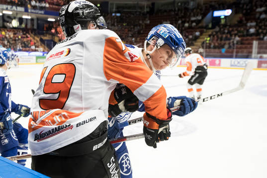 Leksands Martin Karlsson tacklar Karlskronas Kristoffer
