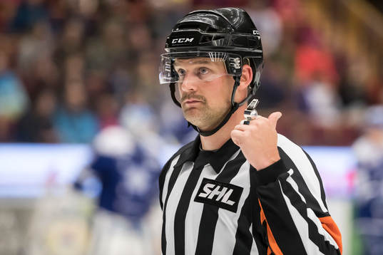 Domare Mikael Nord i ishockeymatchen i SHL mellan Leksand